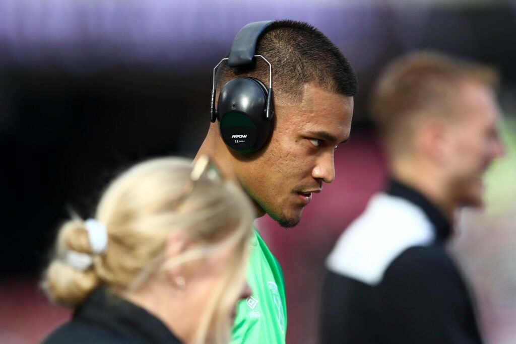 The brilliant headphones gesture from Alphonse Areola before West Ham vs Newcastle game that many will have missed